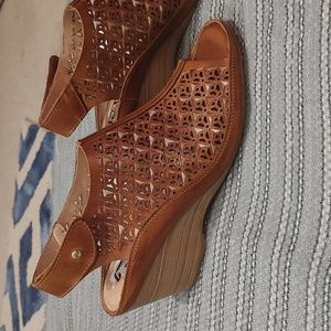 Pikolinos wedge heals with open toe